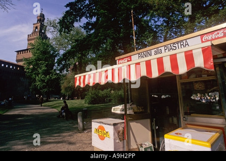 Un petit bar en face de l'hôtel Castello Sforzesco dans le centre de Milan Italie Banque D'Images