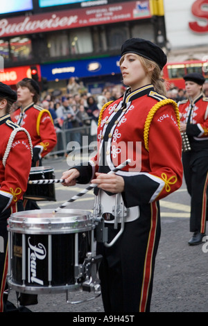 Membre d'une fanfare de l'école secondaire d'effectuer à la London défilé du Nouvel An 2007 Banque D'Images