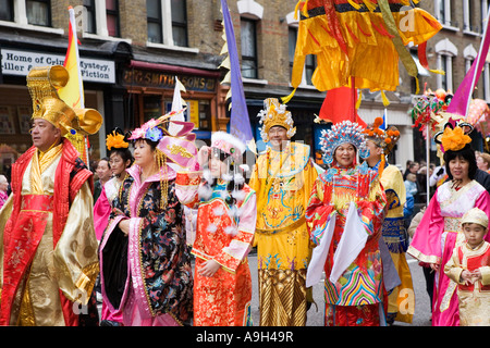 Les artistes interprètes ou exécutants dans le défilé du Nouvel An chinois dans le centre de Londres Banque D'Images