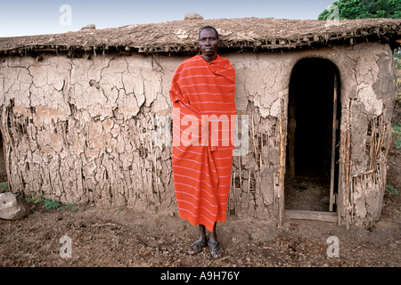 Portrait d'un homme à l'extérieur de sa hutte Masaï dans son village (appelé manyatta) dans le Masai Mara au Kenya. Banque D'Images