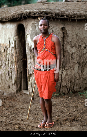 Portrait d'un homme à l'extérieur de sa hutte Masaï dans son village (appelé manyatta) dans le Masai Mara au Kenya. Banque D'Images