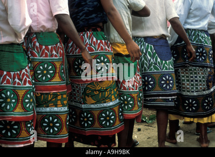 Les femmes africaines en enveloppements imprimé danse et de tambour dans un petit village sur la côte nord-est de Madagascar Banque D'Images