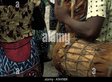 Les femmes africaines en enveloppements imprimé danse et de tambour dans un petit village sur la côte nord-est de Madagascar 2001 Banque D'Images