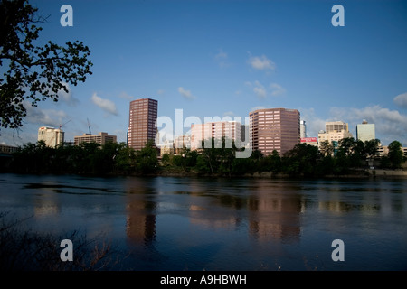 Hartford, CT de l'autre côté de la rivière. City Skyline Banque D'Images