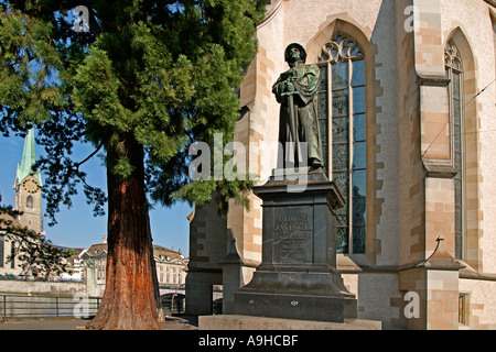 Zurich Suisse Ulrich Zwingli 1484 monument humaniste 1531 Église Fraumunster l'arrière-plan Banque D'Images