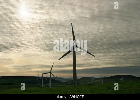 L'énergie éolienne éoliennes produisant de l'électricité sur la colline, Pays de Galles, au crépuscule Banque D'Images