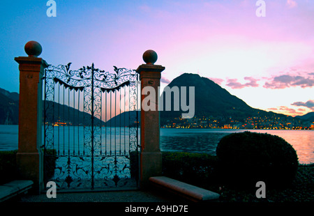 CHE Lugano Uferpromenade Tor San Salvatore Daemmerung luxueuses gate accès au lac Banque D'Images