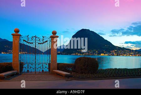 CHE Lugano Uferpromenade Tor San Salvatore Daemmerung luxueuses gate accès au lac Banque D'Images