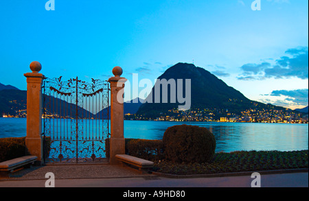 CHE Lugano Uferpromenade Tor San Salvatore Daemmerung luxueuses gate accès au lac Banque D'Images