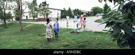 Les enfants jouant à l'extérieur de la maison sur le terrain en Afrique de l'Ouest Ghana Obuasi Banque D'Images