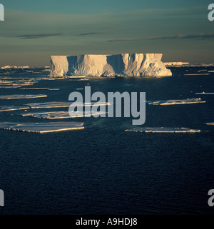 L'antarctique, iceberg tabulaire dans la lumière du soleil de minuit, la station de recherche russe au alentour, l'Antarctique Molodezhnaya Banque D'Images
