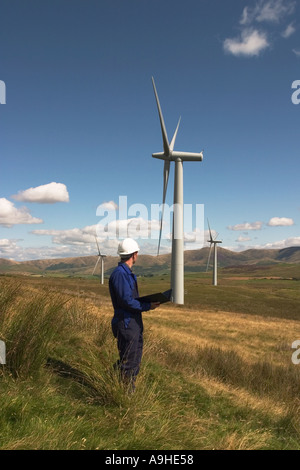 Contrôle de l'ingénieur et le maintien de l'énergie éolienne éoliennes produisant de l'électricité pour une partie de Cumbria UK à Lambrigg Wind Farm Banque D'Images