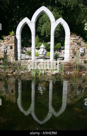 Voûte en pierre de style gothique Jardin National Exhibition Centre Kilquade le comté de Wicklow, Irlande Banque D'Images