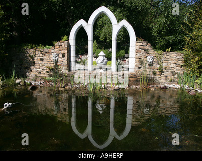 Arche de pierre gothique Jardin National Exhibition Centre Wicklow Irlande Co Kilquade Banque D'Images