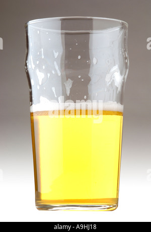 Pinte à moitié plein verre de bière lager Banque D'Images