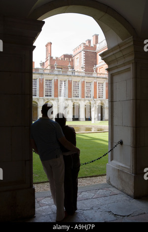 Couple admiring Hampton Court Palace Banque D'Images