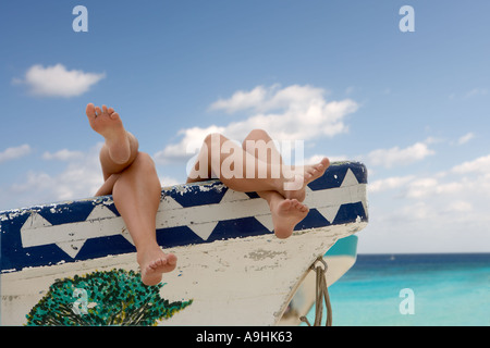 Les jambes pendantes de bateau de pêche sur la plage de Playa Chen Rio côté est Cozumel mexique Banque D'Images