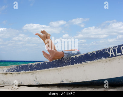 Les jambes pendantes de bateau de pêche sur la plage de Playa Chen Rio côté est Cozumel mexique Banque D'Images