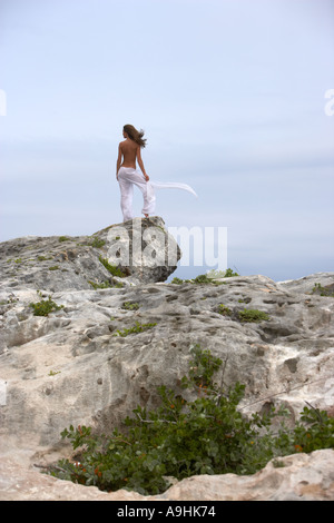 Femme sur bluff à Playa Chen Rio côté est Cozumel mexique Banque D'Images