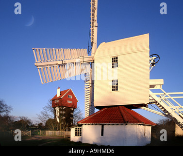 Fr - SUFFOLK Aldeburgh : Moulin et la maison dans les nuages Banque D'Images