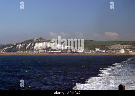 Falaises blanches de Douvres à partir de la poupe du catamaran Speedferries tôt le matin Banque D'Images