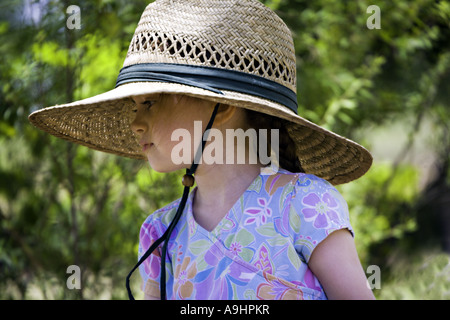 Caroline du Sud YORK belle jeune fille avec des nattes et un grand chapeau de paille regarde au loin Banque D'Images