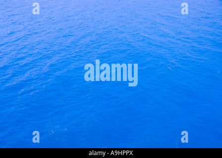 L'eau de l'océan bleu ciel bleu parfait calme idée concept modèle fond bleu clair se détendre tropiques Banque D'Images