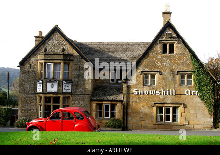 Citroën 2CV rouge garée sur l'avant du pub Banque D'Images