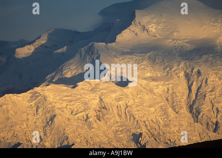 USA Alaska Denali National Park la pleine lune se lève derrière le mont Brooks 11940 vu de Wonder Lake au début de l'été Banque D'Images