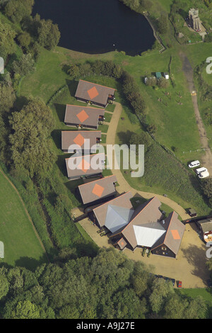 Vue aérienne de type chalet logement moderne avec des toits cloured dans la campagne Banque D'Images