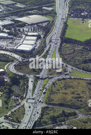 Vue aérienne de la circulation sur un rond-point13 et A406 près de Barking Essex Banque D'Images