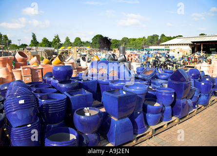 Pots de fleurs bleu à vendre dans un centre jardin. Banque D'Images