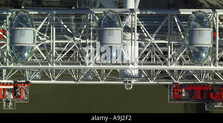 Vue aérienne d'une Pod sur le London Eye, également connu sous le nom de la roue du millénaire sur la rive sud de la Tamise à Londres Banque D'Images