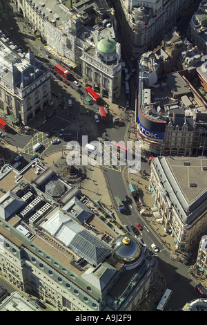 Vue aérienne de Piccadilly Circus dans le West End de Londres, avec les enseignes au néon ainsi que la fontaine et la statue d'Eros Banque D'Images