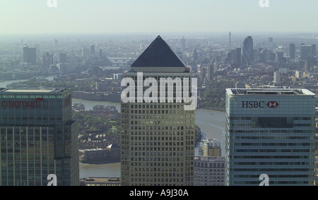 Vue aérienne de toits à Canary Wharf, à l'île de chiens avec la Tamise et la City de Londres en arrière-plan Banque D'Images