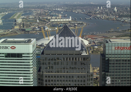 Vue aérienne de toits à Canary Wharf sur l'Isle of Dogs à Londres avec la Tamise et l'aéroport de la ville en arrière-plan Banque D'Images