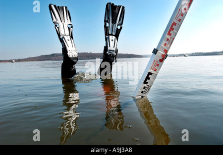 Diver Paul Jackman utilise une tige de profondeur pour mesurer la capacité de l'eau sud s Bewl Water reservoir près de Lamberhurst Kent Banque D'Images