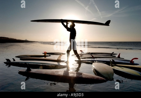 Surfboarder sur la plage de Brighton avec collection de vintage anciennes cartes Banque D'Images