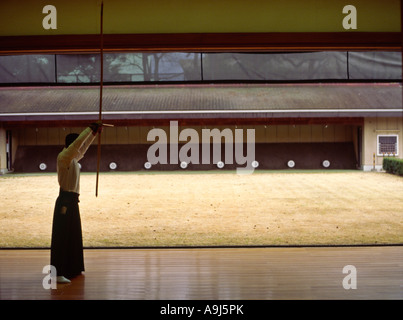 Un archer en face de cibles au dojo de Kyoto Banque D'Images