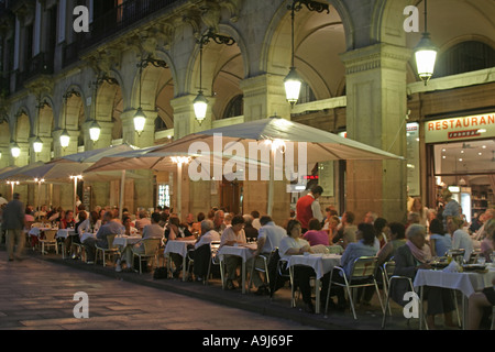 Plaze du vrai à la tombée de la nuit les gens de plein air restaurant Banque D'Images