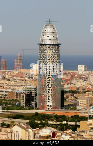 Bascelona architecture moderne Torre Agbar à Barcelone par archtect Jean Nouvel avis de la Sagrada Famlia skyline Banque D'Images