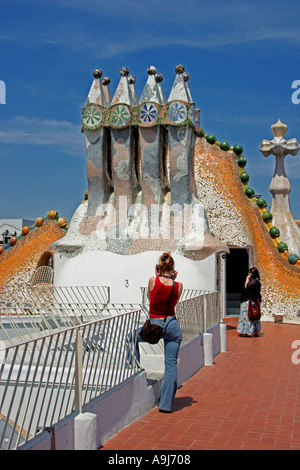 Barcelone Casa Batllo par Antoni Gaudi cheminées sur le toit terasse touristes Banque D'Images