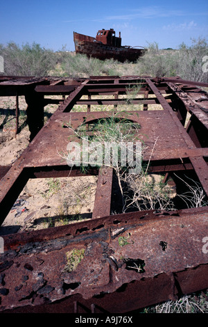 19 mai 2006 - Cimetière de Navires à l'Aral dans l'ancien village de pêcheurs de Moynaq ouzbek. Banque D'Images