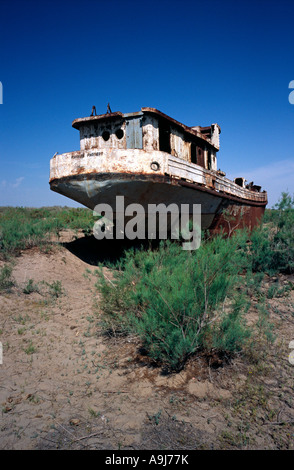 Cimetière de Navires à l'Aral dans l'ancien village de pêcheurs de Moynaq ouzbek. Banque D'Images