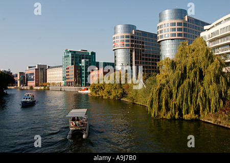 Les bateaux d'excursion de Berlin sur la Spree Ministère de l'intérieur Spreebogen Berlin Banque D'Images