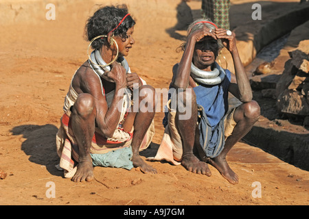 Deux femmes portant des tribus Gadaba heavy metal traditionnel .de pendentifs Orissa en Inde Banque D'Images