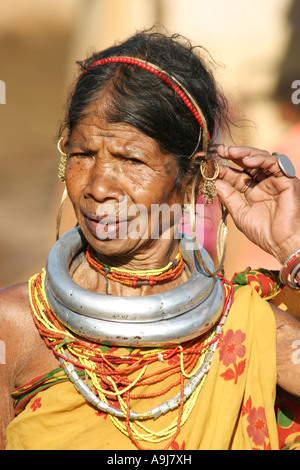 Une femme portant des tribus Gadaba heavy metal traditionnel .de pendentifs Orissa en Inde Banque D'Images