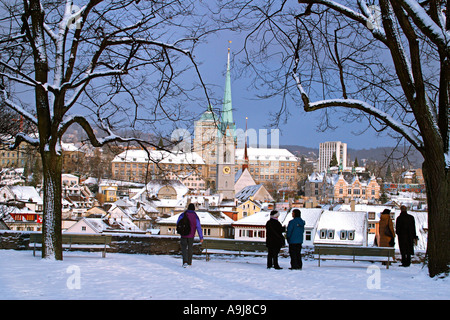 Suisse Zurich vue panoramique de Niederdorf au vieux centre-ville en neige de l'hiver Banque D'Images