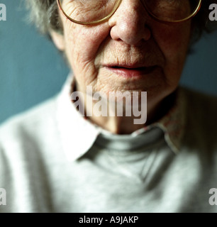 Cette photo a été prise de mon Grandmum en 2003, c'est une image en gros plan de son visage mais rogné juste en dessous de ses yeux. Banque D'Images