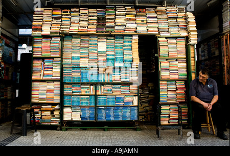 Un libraire à côté de son étal de près de la station de métro Universidad de Chile sur San Diego street. Banque D'Images